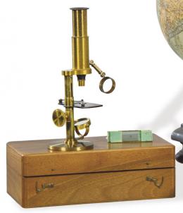 Lote 1113: Microscópio en su caja de Ancne. Mon Crosti L. Larghi Ing. Opticien Burdeos S. XIX.