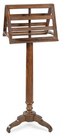 Lote 1119: Atril de pie Jorge III de doble cara regulable en altura en madera de caoba, con fuste en forma de columna con base torneada, sobre patas recortadas. Inglaterra, principios S. XIX