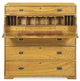 Lote 1125: Cómoda escritorio de barco dividida en dos bloques en madera de alcanfor con tiradores, cantoneras y asas laterales en bronce.
Inglaterra, mediados S. XIX