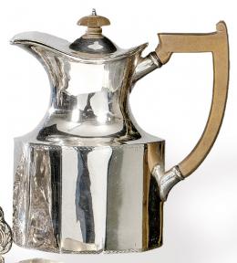 Lote 1133: Cafetera de de plata inglesa punzonada Ley Sterling de Thomas Bradbury & Sons Ltd., Sheffield 1926.