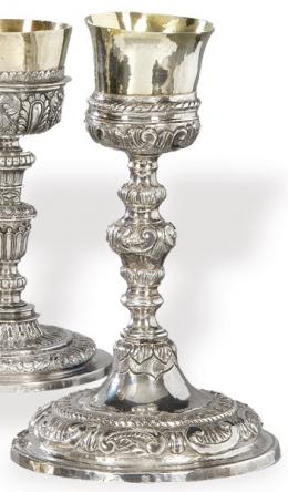 Lote 1155: Cáliz de plata con decoración repujada y cincelada ff. S. XIX.