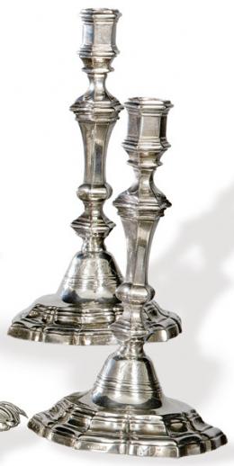 Lote 1164: Pareja de candeleros neoclásicos de plata española punzonada Nicolás Aspiazu, San Sebastián ff. S. XVIII.