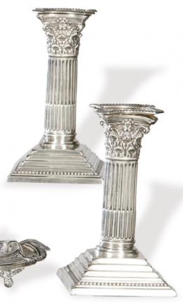 Lote 1170: Pareja de candeleros victorianos de plata inglesa punzonada Ley Stelring de Harrison Brothers & Howson, Sheffield 1887.