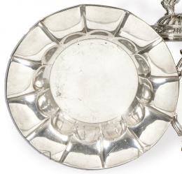 Lote 1177: Centro de mesa circular gallonado de plata española punzonada Ley 916 con marca comercial de J. Pérez Fernández.