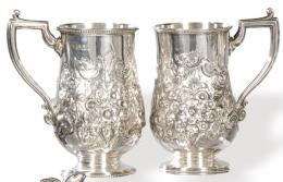 Lote 1195: Pareja de jarros de plata inglesa punzonada Ley Sterling de Henry Hyde Aston, Birmingham 1883 y 1892.