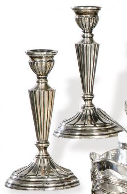 Lote 1211: Pareja de candeleros de plata española punzonada 1ª Ley de orfebrería Rizomera.