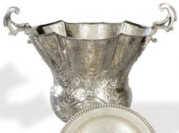 Lote 1216: Copa con dos asas de plata siguiendo modelos coloniales del siglo XVIII, S. XX.