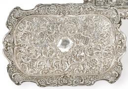 Lote 1224: Bandeja rectangular repujada de plata inglesa punzonada  Ley Sterling de Henry Matthews, Birmingham 1885.