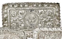 Lote 1225: Pequeña bandeja de arras rectangular de plata portuguesa punzonada ff. S. XVIII-1804.