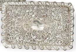 Lote 1226: Bandeja rectangular repujada de plata inglesa punzonada Ley Sterling de HCP Birminham 1901.