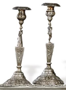 Lote 1240: Pareja de candeleros de plata española punzonada 1ª Ley.