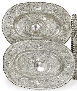 Lote 1254: Pareja de bandejas de plata española punzonadas de F. Mendez ff. S. XIX