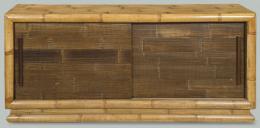 Lote 1276: Aparador en madera chapeada con bambú, con dos grandes puertas deslizantes.
Años 80