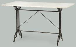 Lote 1286: Mesa de café rectangular, con tapa de mármol blanco, sobre patas en hierro fundido pintado de negro.
Finales S. XIX