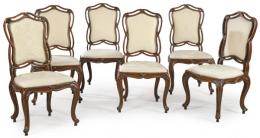 Lote 1291: Conjunto de 12 sillas en madera pintada, tallada, calada, con asiento y respaldo tapizados con tela brocada beige.
S. XX