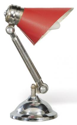 Lote 1300: Lámpara de mesa con base de metal cromado, brazo articulado y difusor de aluminio esmaltado al exterior en rojo e interior blanco.
Años 50