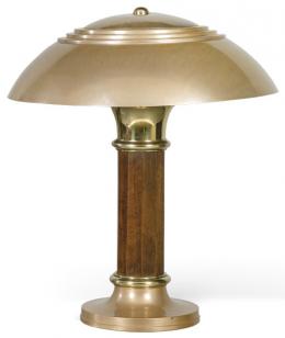 Lote 1304: Lámpara de sobremesa art decó, con base y difusor en aluminio anodizado en cobre, fuste facetado en madera de nogal y latón dorado.
Francia, años 30