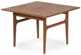 Lote 1314: Mesa auxiliar de diseño nórdico en madera de roble teñido. 
Años, 70