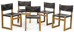 Lote 1327: Estudio técnico Darro 1965
Conjunto de cinco sillas con estructura en madera de roble, con asiento y respaldo en piel teñida de negro. 