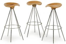 Lote 1340: Pepe Cortés (Barcelona, 1946) para Amat (1991)
Conjunto de tres taburetes altos modelo Jamaica, estructura en acero cromado y asiento en madera de haya.