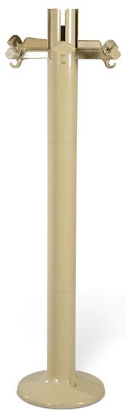 Lote 1342: Perchero de suelo en polipropileno color beige con 6 brazos para colgar plegables de Caterpillar Overseas Geneva. Con marca
Años 80