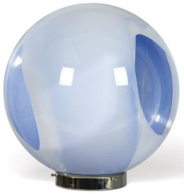 Lote 1356: Lámpara globular de sobremesa en cirstal de Murano en tonos azules, sobre base cilíndrica de metal cromado.
Italia, S. XX
