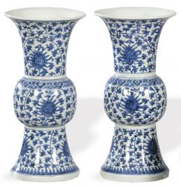 Lote 1359: Pareja de jarrones tipo Zun en porcelana china azul y blanco, Dinastía Qing ff. S. XIX pp. S. XX.