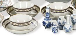 Lote 1368: Juego de tres cuencos con sus platos de porcelana de Compañía de Indias, azul cobalto y oro, Dinastía Qing último tercio S. XVIII.