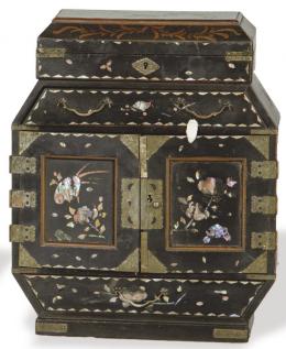 Lote 1373: Cabinet de madera lacada, pintada y dorada con incrustación de nácar, Japón, Periodo Meiji (1868-1912).