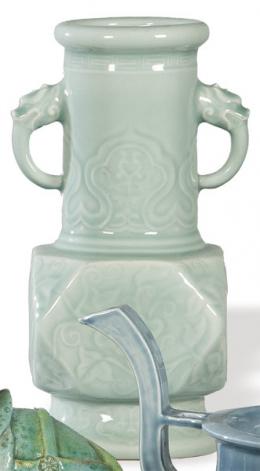 Lote 1376: Jarrón de porcelana china con vidriado celadón y decoración en relieve de flores, S. XX.