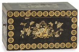 Lote 1390
Caja japonesa de laca y decoración dorada y plateada en relieve S. XX.