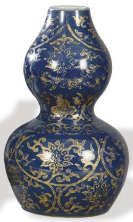 Lote 1408: Jarrón de doble calabaza de porcelana china azul cobalto con decoración dorada, Dinastía Qing S. XIX.