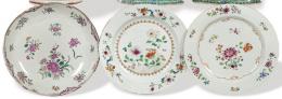 Lote 1412: Tres platos de porcelana de Compañía de Indias Familia Rosa, Dinastía Qing, época de Qianlong (1736-95)