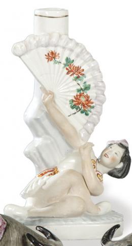 Lote 1418: Violetero de porcelana esmaltada y biscuit, Chino periodo República h. 1950.