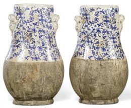 Lote 1444: Pareja de jarrones en cerámica parcialmente vidriada y pintada en azul, con asas en relieve de inspiración clásica.