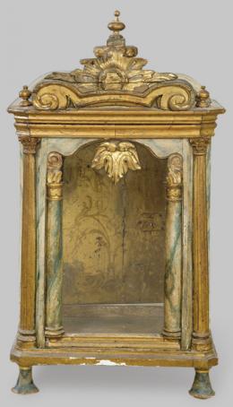 Lote 1451: Hornacina neoclásica en madera dorada y marmorizada, España h. 1800