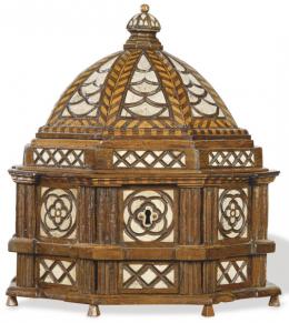 Lote 1461: Arqueta barroca castellana de ff. del S. XVII.
En madera de nogal, limoncillo y hueso.
Tapa cupuliforme con incrustaciones en forma de escamas y cuerpo con pilastras estriadas y flores.