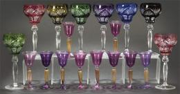 Lote 1476: Juego de ocho copas de vino de cristal alemán tallado y coloreado.
Una de ellas conserva etiqueta de fábrica "Genuine Lead Cristal Hand Cut Western Germany".