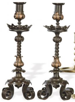 Lote 1480
Pareja de candeleros de hierro forjado y cobre h. 1900.