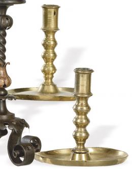 Lote 1481: Pareja de candeleros de bronce dorado, España S. XVII.