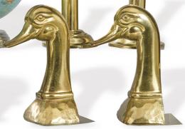 Lote 1490: Pareja de sujetapuertas en forma de cabeza de pato de bronce dorado de Almazán h. 1970.
