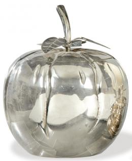 Lote 1494: Cubitera en forma de manzana de alpaca h. 1960-70.