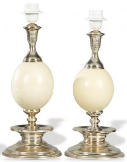 Lote 1495: Pareja de lámparas de mesa de metal plateado y huevo de avestruz con etiqueta de Luxenter Torre de Madrid.