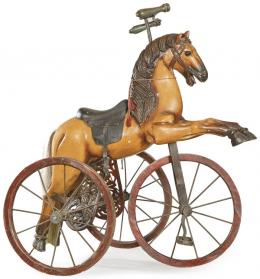 Lote 1504: Triciclo antiguo de madera pintada, hierro y crines de caballo, pp. S. XX.
