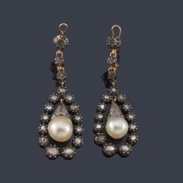 Lote 2001: Pendientes largos con pareja de perlas de aprox. 9,07 mm y 9,61 mm con diamantes talla rosa. S. XIX.