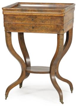 Lote 1501: Mesa costurero Carlos X en madera de caoba y palma de caoba, con tapa abatible
Francia, segundo cuarto S. XIX
