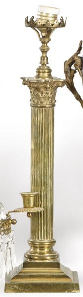 Lote 1503: Lámpara de mesa con vástago de bronce en forma de columna clásica, S. XIX.