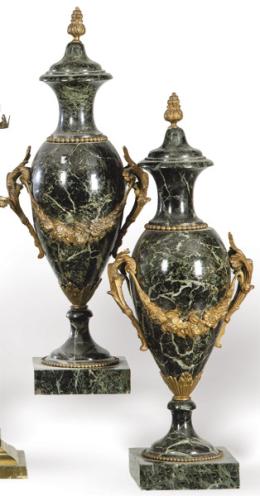Lote 1504: Pareja de urnas de mármol serpentín y bronce dorado Francia S. XIX.