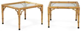 Lote 1525: Pareja de mesas auxiliares bajas en madera de bambú con tapa de cristal.
S. XX