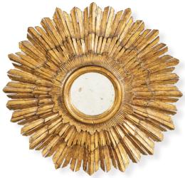 Lote 1526: Espejo sol con rayos concéntricos en madera de pino tallada y dorada. Años 50.